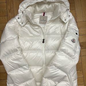 Moncler Maya White sz 4 (large) NEW